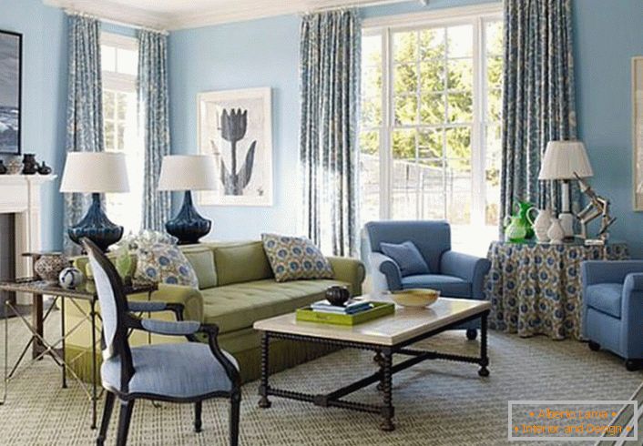 Ein interessanter Druck auf Kissen, Gardinen und Tischdecken bestimmt den Stil des französischen Landes. Das Zimmer ist in zarten Creme- und Blautönen gehalten.