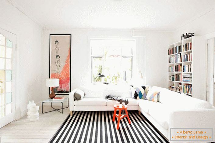 Ein helles Zimmer in einem großen Haus im Norden von Schweden.