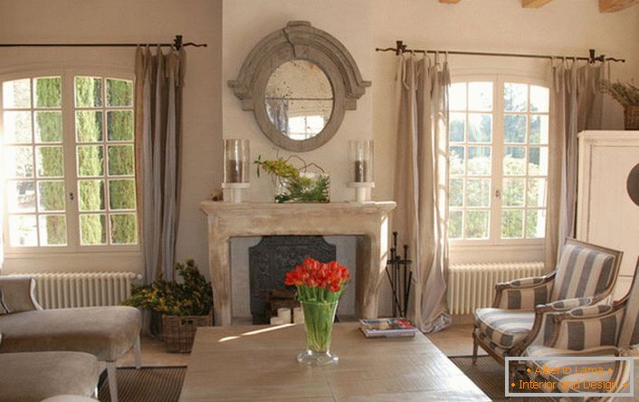 Wohnzimmer im Landhausstil mit romantischen Noten. Schöne große Fenster und gemütliche Wohnmöbel. Tolle Idee für eine große Familie.