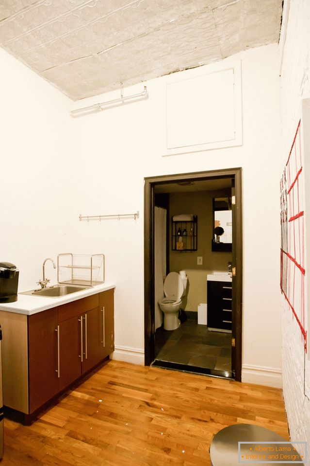 Küche und Bad einer stilvollen Wohnung in Brooklyn