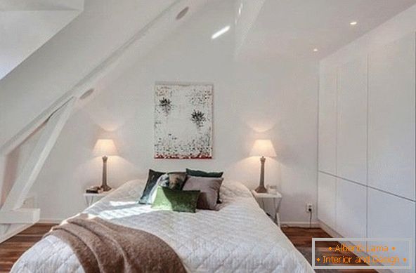 Innenraum eines kleinen Dachbodenschlafzimmers в белом цвете