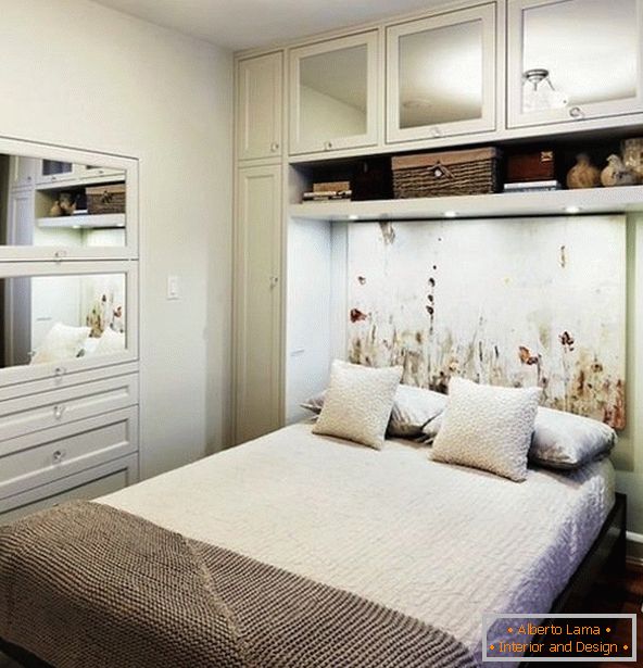 Innenraum eines kleinen Schlafzimmers in der weißen Farbe
