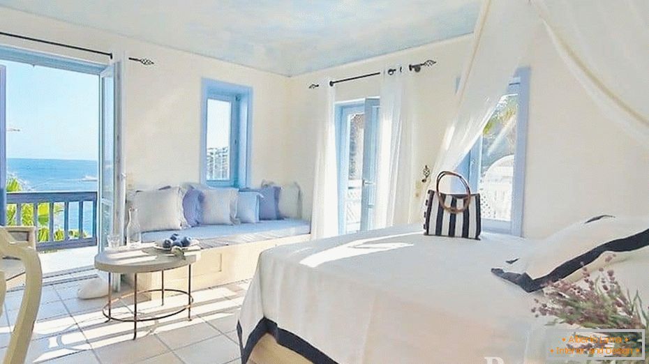 Sehr helles Schlafzimmer im griechischen Stil mit Panoramafenstern
