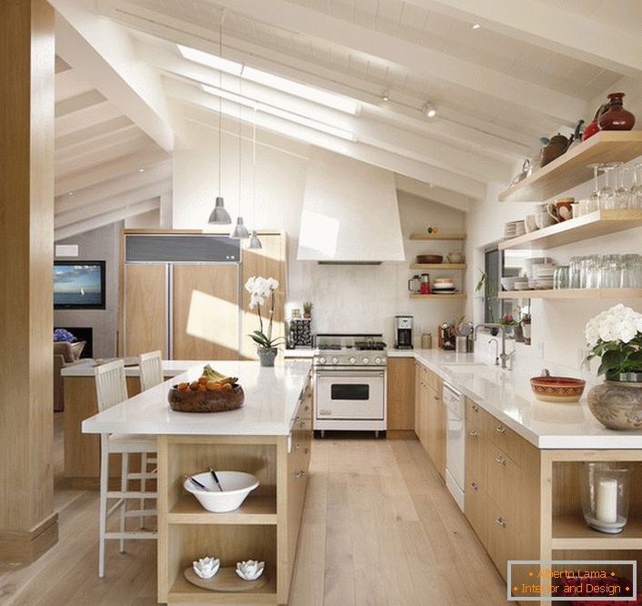 Die Küche im Dachgeschoss ist nach den Anforderungen des skandinavischen Stils organisiert. Ungewöhnliche Fensteranordnung Hervorragender Zugang zum Tageslicht. 