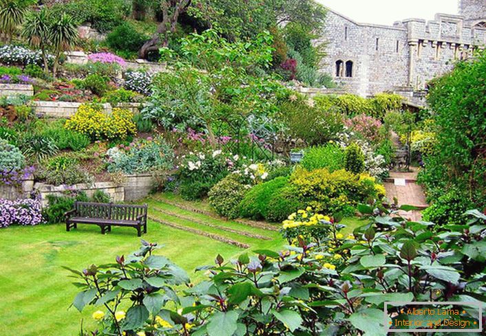 Für die Gestaltung der Landschaft im mediterranen Stil wurde ein englischer Rasen verwendet, der zusammen mit einer Fülle von Blumen den Garten reich und bunt macht. 