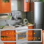 Küche mit orangefarbenen Möbeln