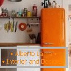 Innenraum mit orangefarbenem Kühlschrank