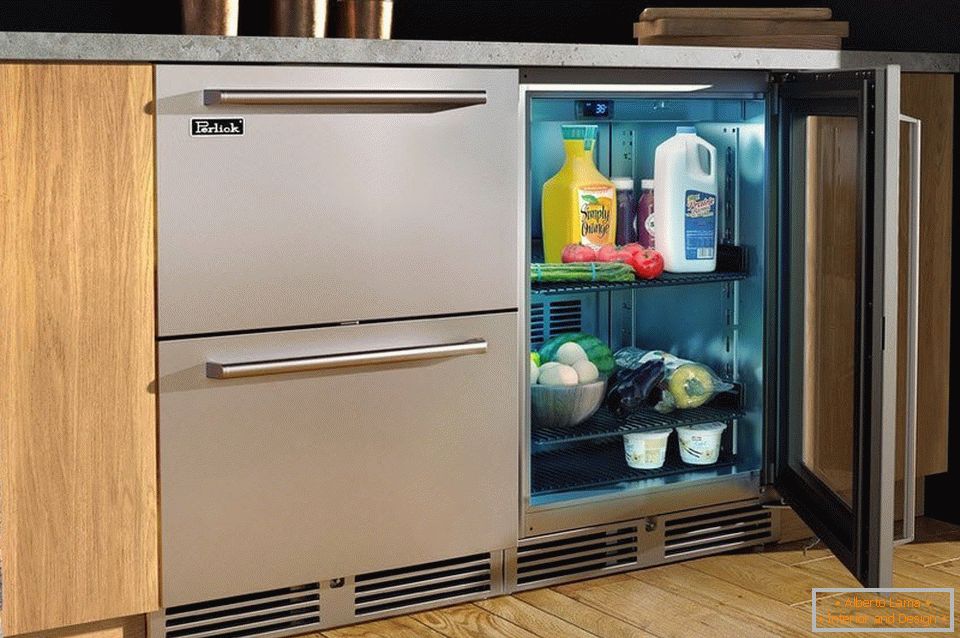Kühlschrank unter dem Arbeitsbereich in der Küche