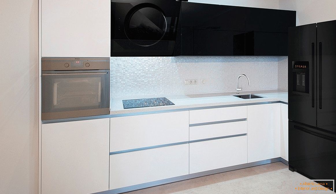 Schwarz холодильник в интерьере кухни