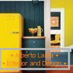 Die Kombination aus einer grauen Wand und einem gelben Kühlschrank