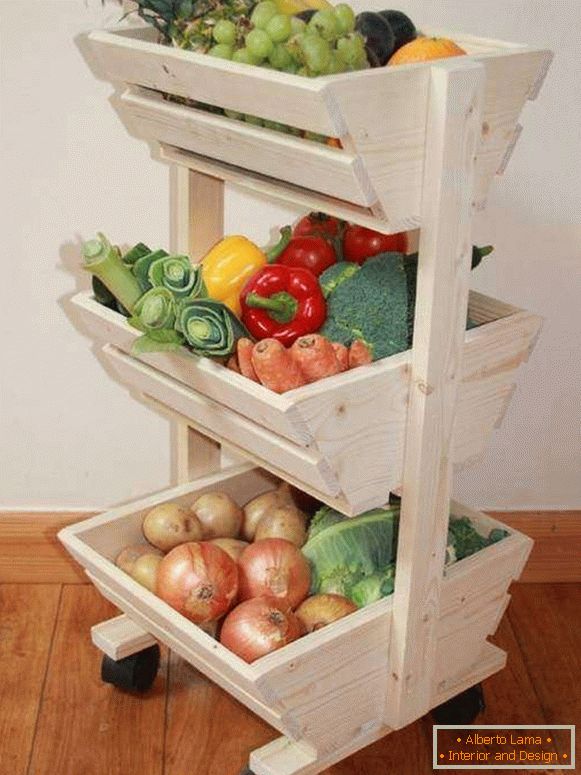 Räder zum Aufbewahren von Gemüse in der Küche