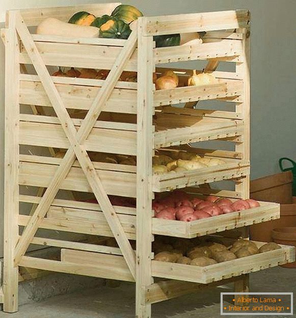 Holzregal für die Lagerung von Gemüse in der Speisekammer