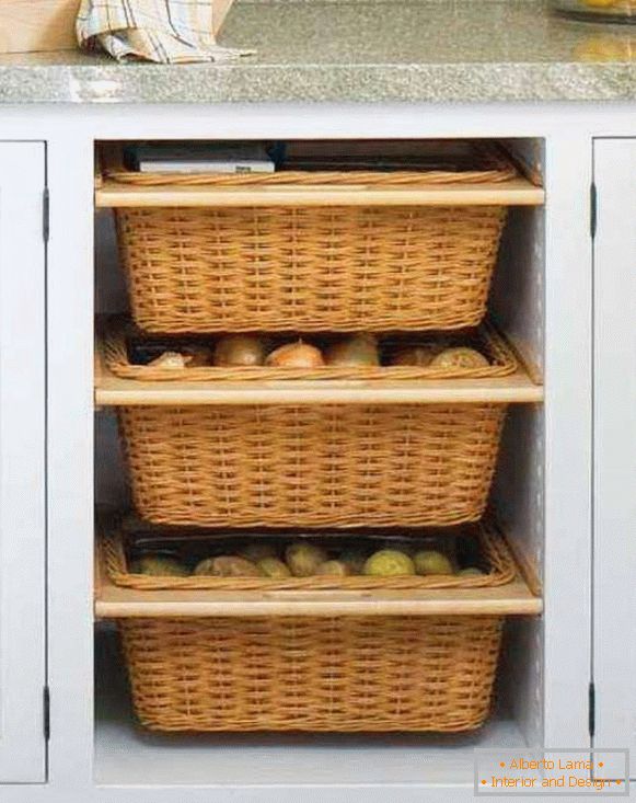 Lagerung von Gemüse und Obst in der Küche in Körben