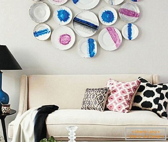 Wände mit dekorativen Platten dekorieren