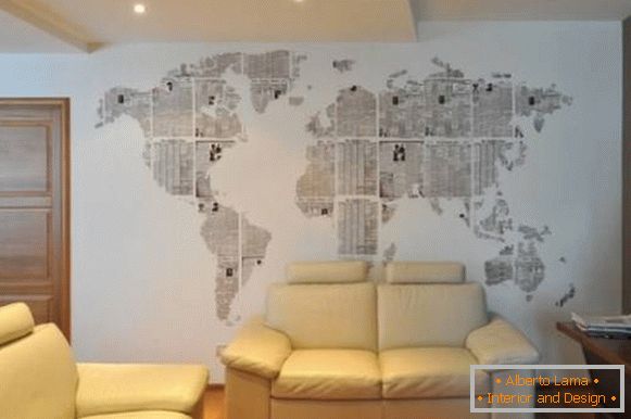 Weltkarte an der Wand mit Ihren eigenen Händen