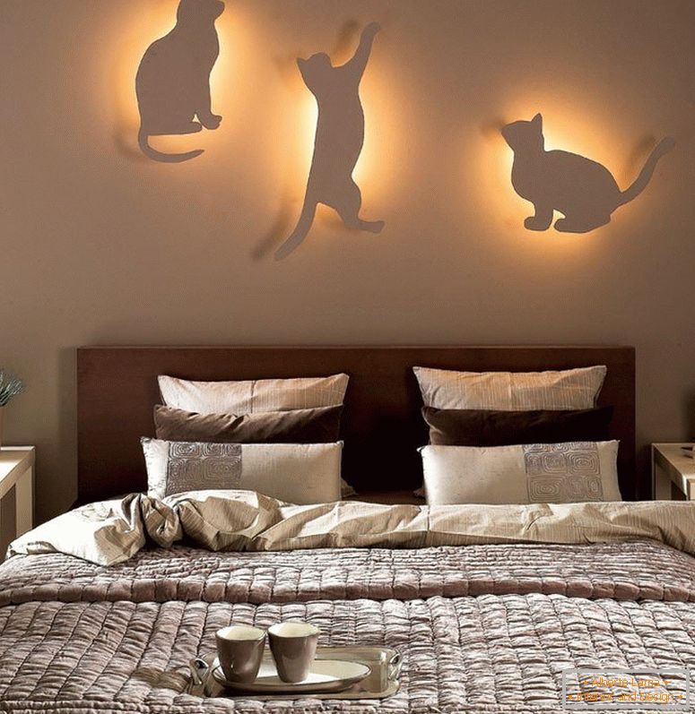 Katzen mit Lichtern an der Wand
