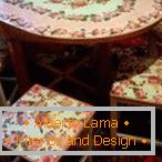 Tisch und Stühle mit dem gleichen Design