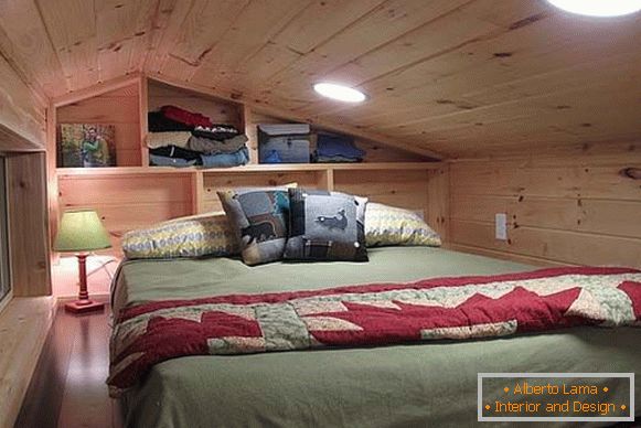 Schlafplatz eines kleinen Ferienhauses auf Rädern Duck Chalet
