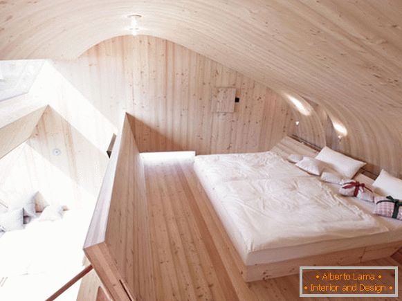 Innenraum des Schlafzimmers eines kleinen Häuschens Ufogel in Österreich
