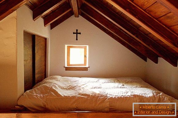 Das Schlafzimmer eines kleinen Häuschens Innermost House in Nord-Kalifornien
