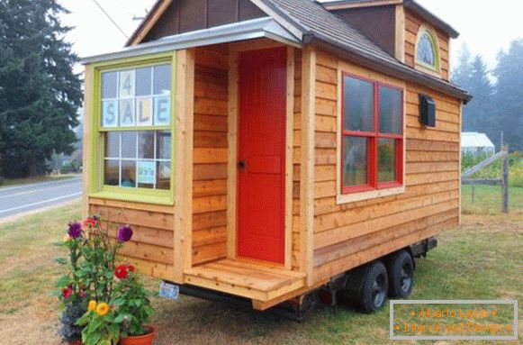 Das Aussehen einer kleinen Hütte auf Rädern Mighty micro house