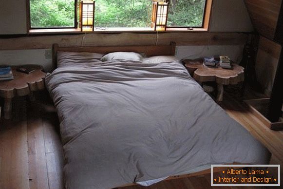 Schlafzimmer eines kleinen Waldhäuschens in Japan