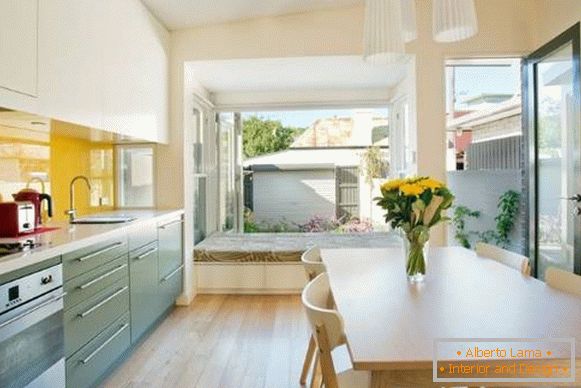 Modernes minimalistisches Küchendesign mit einem Erkerfenster