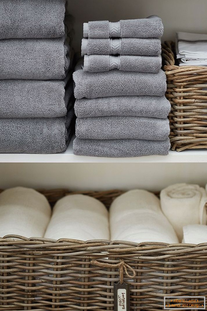 Regale und Körbe für Handtücher
