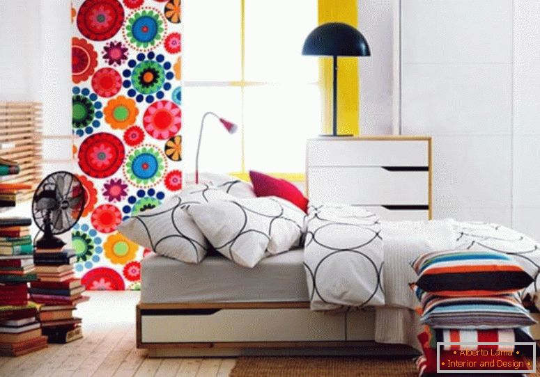 Familie-Raum-Design-Ideen-kleine-Wohnung-Bett-Set-Möbel-Ikea-Schlafzimmer-Designs-mit-Holz-Boden-und-ein-Vorhang-das-hat-eine-schöne-Blumen-Motiv