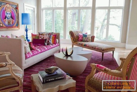 Weißer und rosa Innenraum in der indischen Art - Foto