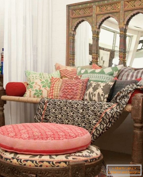 Echte Möbel aus Indien - ein Bett mit einem Ständer unter den Füßen
