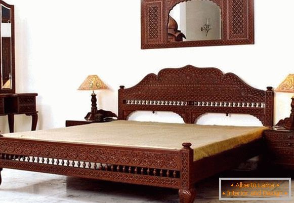 Indische geschnitzte Möbel für ein Schlafzimmer - Foto im Innenraum