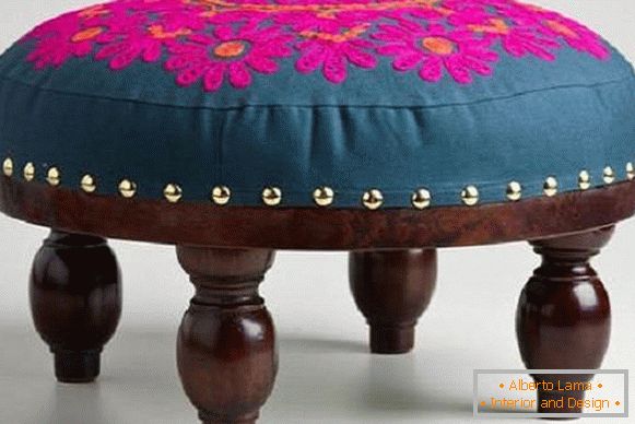 Möbel im orientalischen Stil - indische Fußstütze