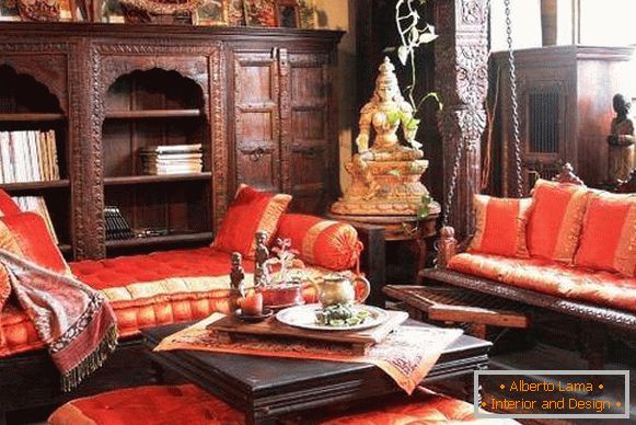 Indischer Stil im Innenraum mit originalen Möbeln und Textilien