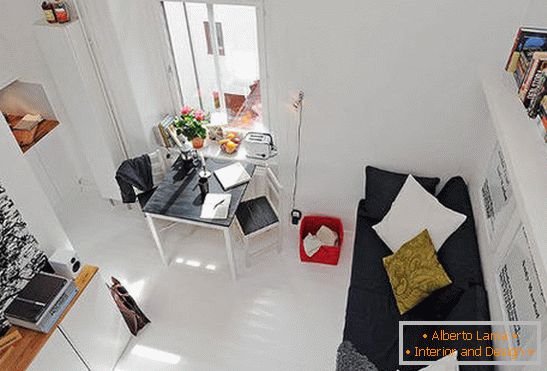 Innovatives Layout: Ein kleines Studio-Apartment in Schwarz-Weiß