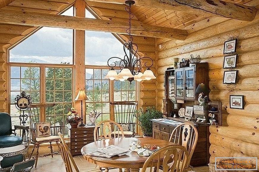 Wohnzimmer in einem Haus aus Bauholz