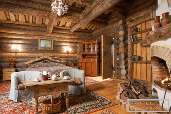 Innenraum eines Holzhauses von den Klotz nach innen - Fotos in der russischen Art
