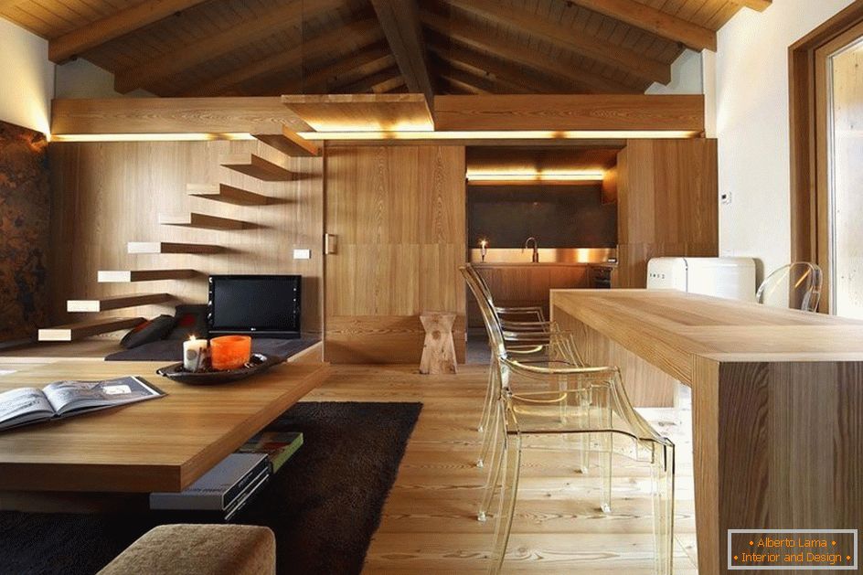 Helles Holz im kombinierten Wohnzimmer und Küche