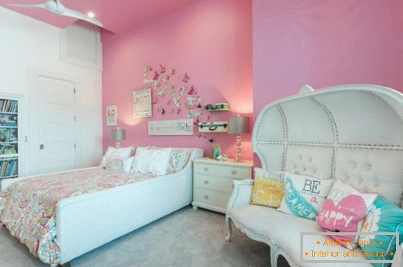 Innenarchitektur eines Kinderzimmers für ein Mädchen фото