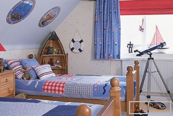 interessanter Innenraum eines Kinderschlafzimmers für Jungen auf dem Dachboden