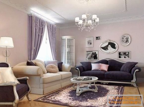 Das Innere des klassischen Wohnzimmers in einem privaten Haus в сиреневых тонах
