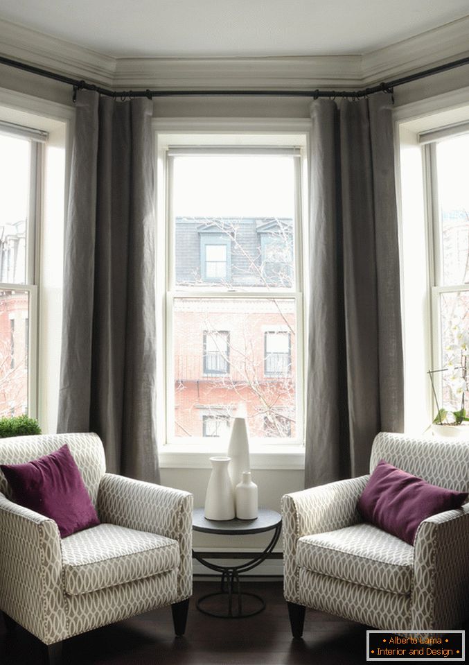 Innenraum einer kleinen Wohnung: Sitzecke am Fenster