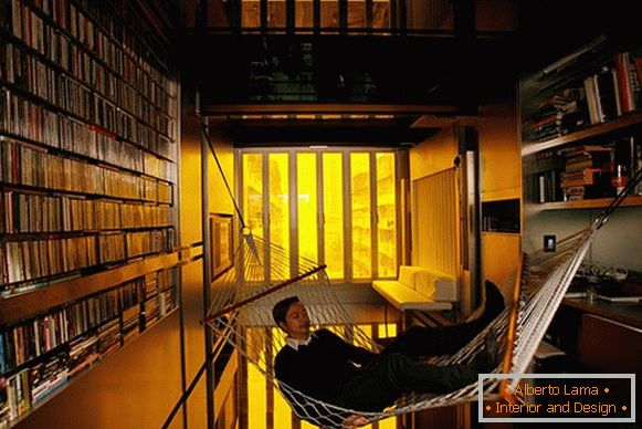 Innenraum eines kleinen Raumes: eine Hängematte in der Bibliothek