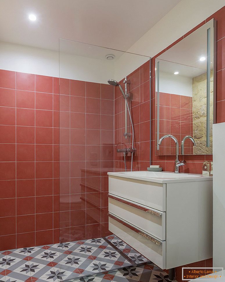 Rote Fliesen im Inneren eines kleinen Badezimmers
