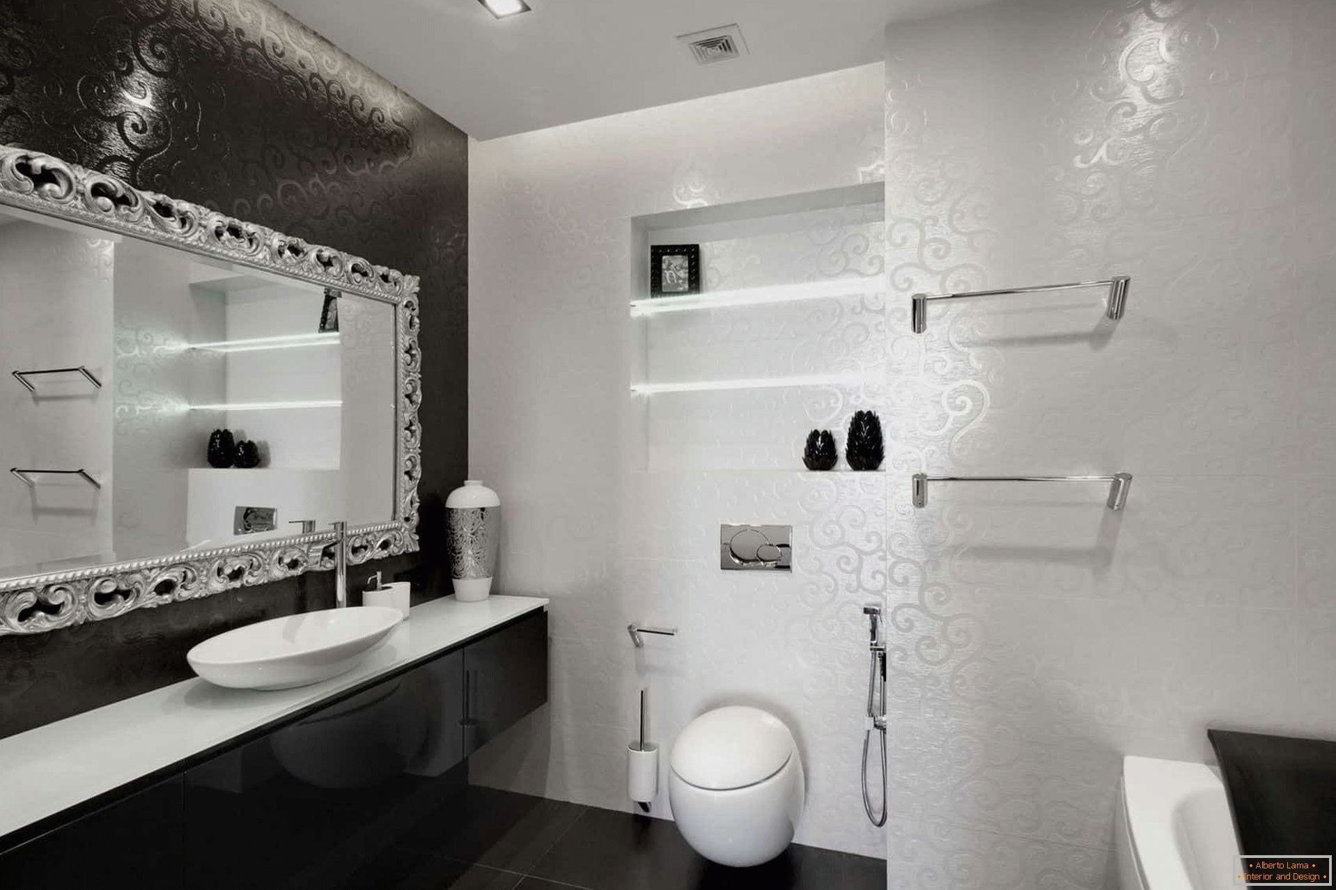 Schwarz-Weiß-Badezimmer mit Badewanne