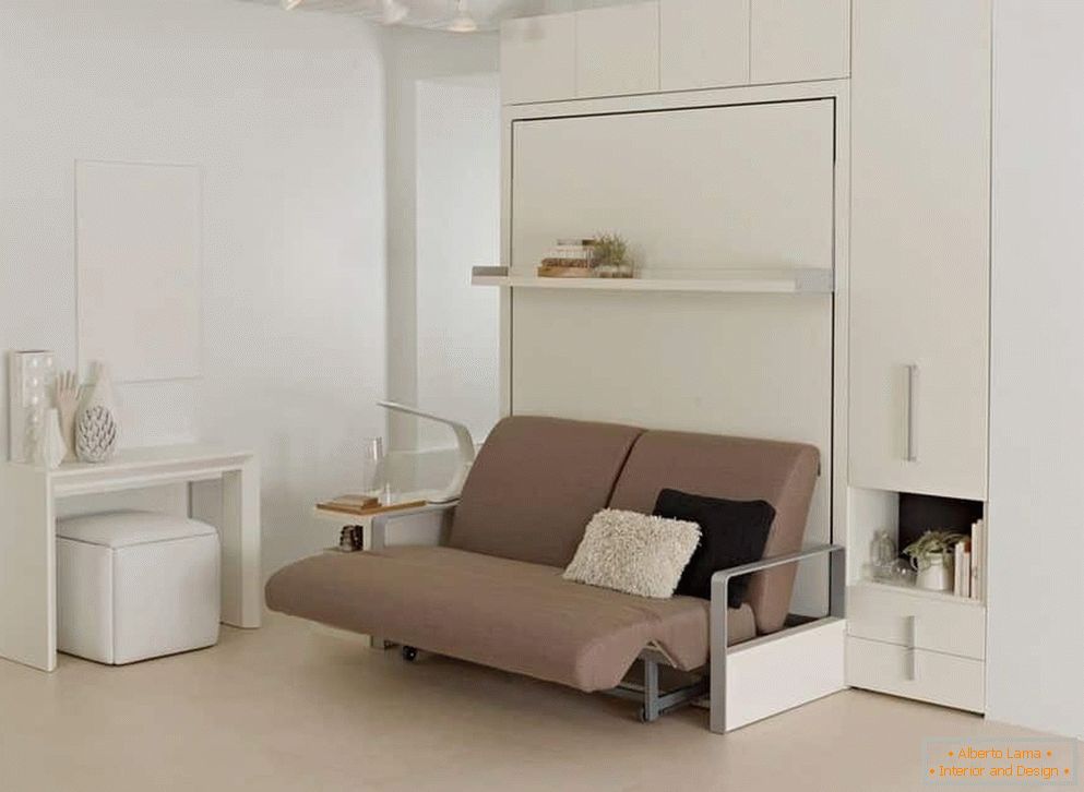 Verwandelndes Sofabett im Wandschrank für ein kleines Zimmer