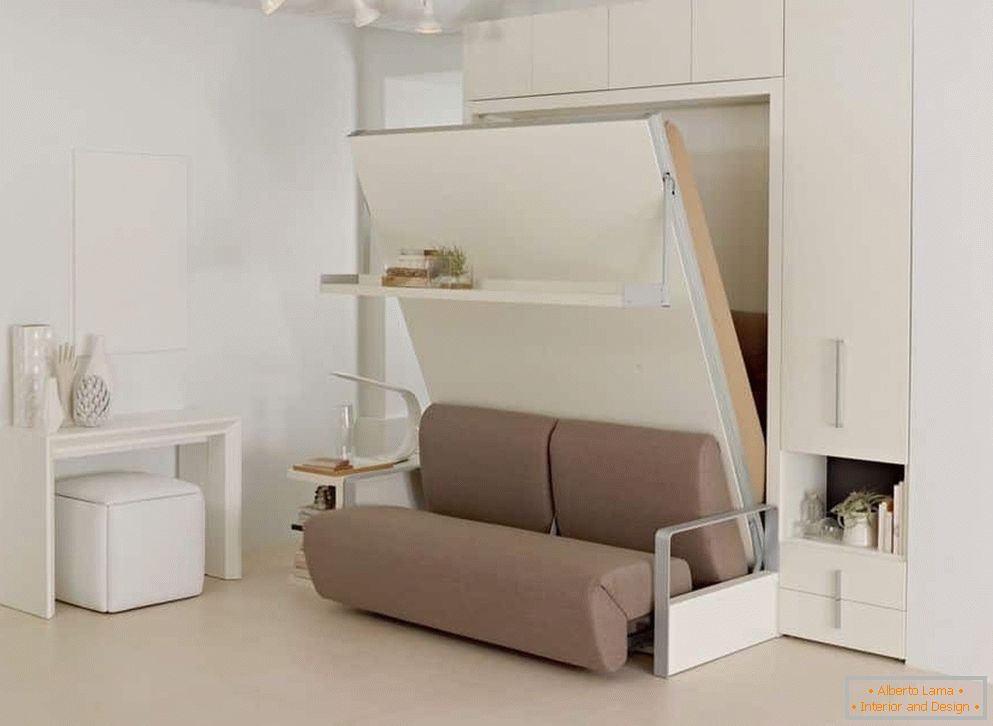 Verwandelndes Sofabett in einem Wandschrank in einer kleinen Wohnung