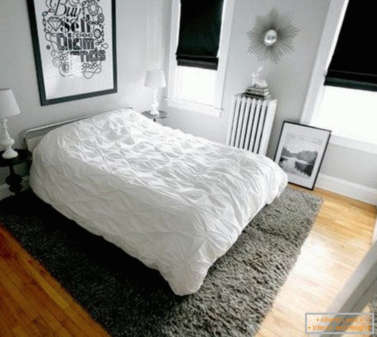 Die Kombination aus grauem Teppich und weißen Wänden