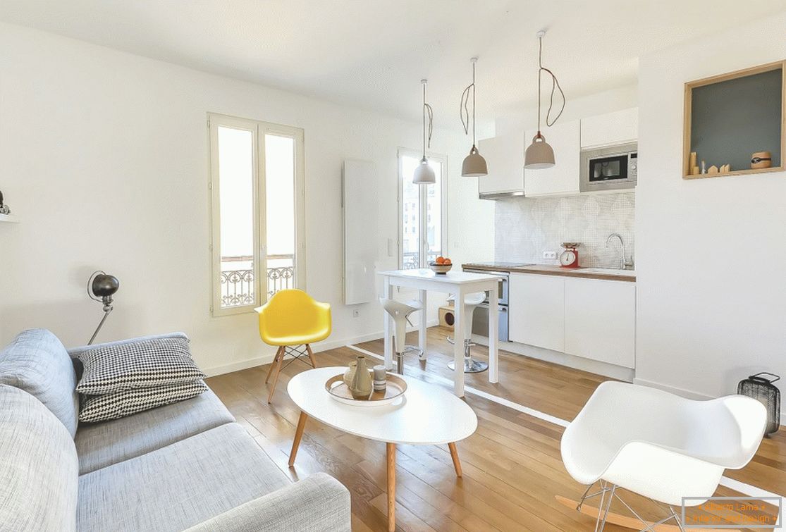 Wohnzimmer mit Küche in weißer Farbe