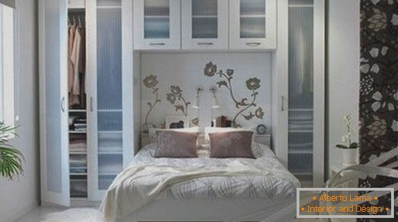 Möbel mit transparenten Türen im Schlafzimmer